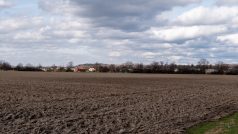 Pole s výhledem na Věřňovice, kam by mohla zasahovat plánovaná gigafactory.