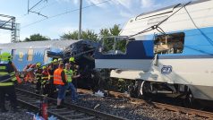 Vlaky po nehodě u Českého Brodu se od sebe krátce po osmé hodině od sebe roztrhnout. Jsou vykolejené.