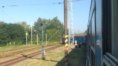 Vykolejený rychlík u jihomoravského Tišnova. Vlak najel na spadlý sloup.