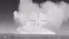 Zásah ruské raketové korvety Ivanovec ukrajinským dronem