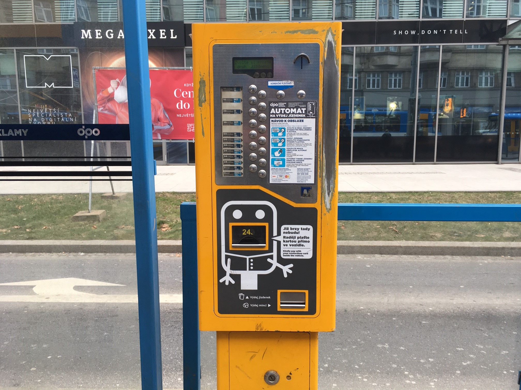 Už brzy tady nebudu, varují cestující v Ostravě nápisy na prodejních automatech na jízdenky.
